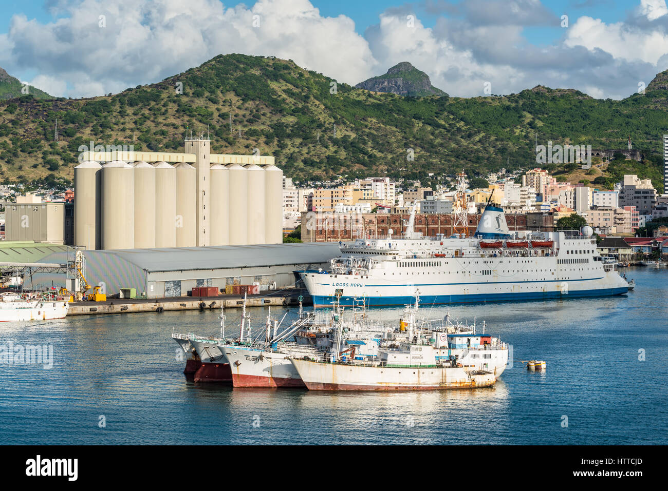 Port Louis, Maurice - le 12 décembre 2015 : vue sur le terminal du sucre en vrac et MV Espérons Logos navire au Port Louis capitale de l'île Maurice. Les navires de pêche Banque D'Images