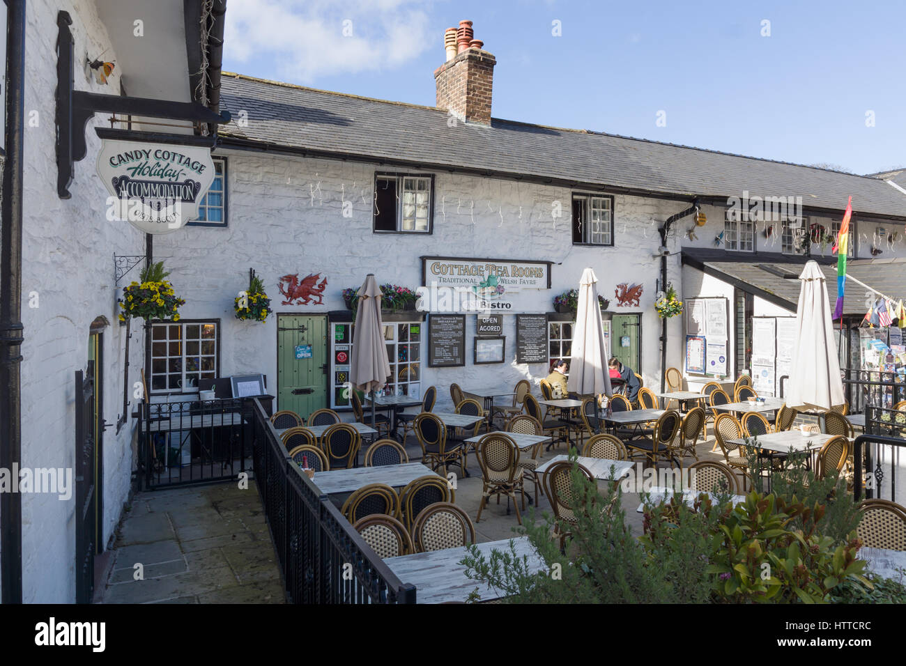 Le gîte Les salons de thé café à côté du pont de Llangollen Wales Dee sur les rives de la rivière Dee Banque D'Images