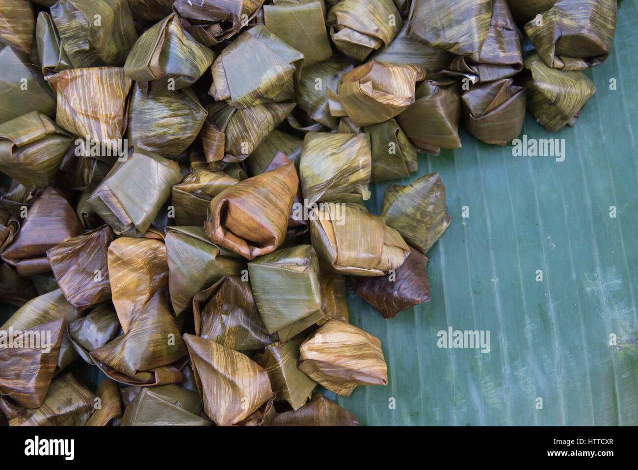 Les bananes avec riz gluant (Khao Tom mat ou Khao Tom Pad) Banque D'Images