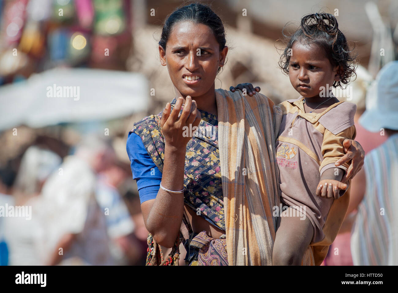 Goa, Inde - Janvier 2008 - femmes mendiant avec un enfant dans un célèbre marché aux puces hebdomadaire dans anjuna, goa Banque D'Images