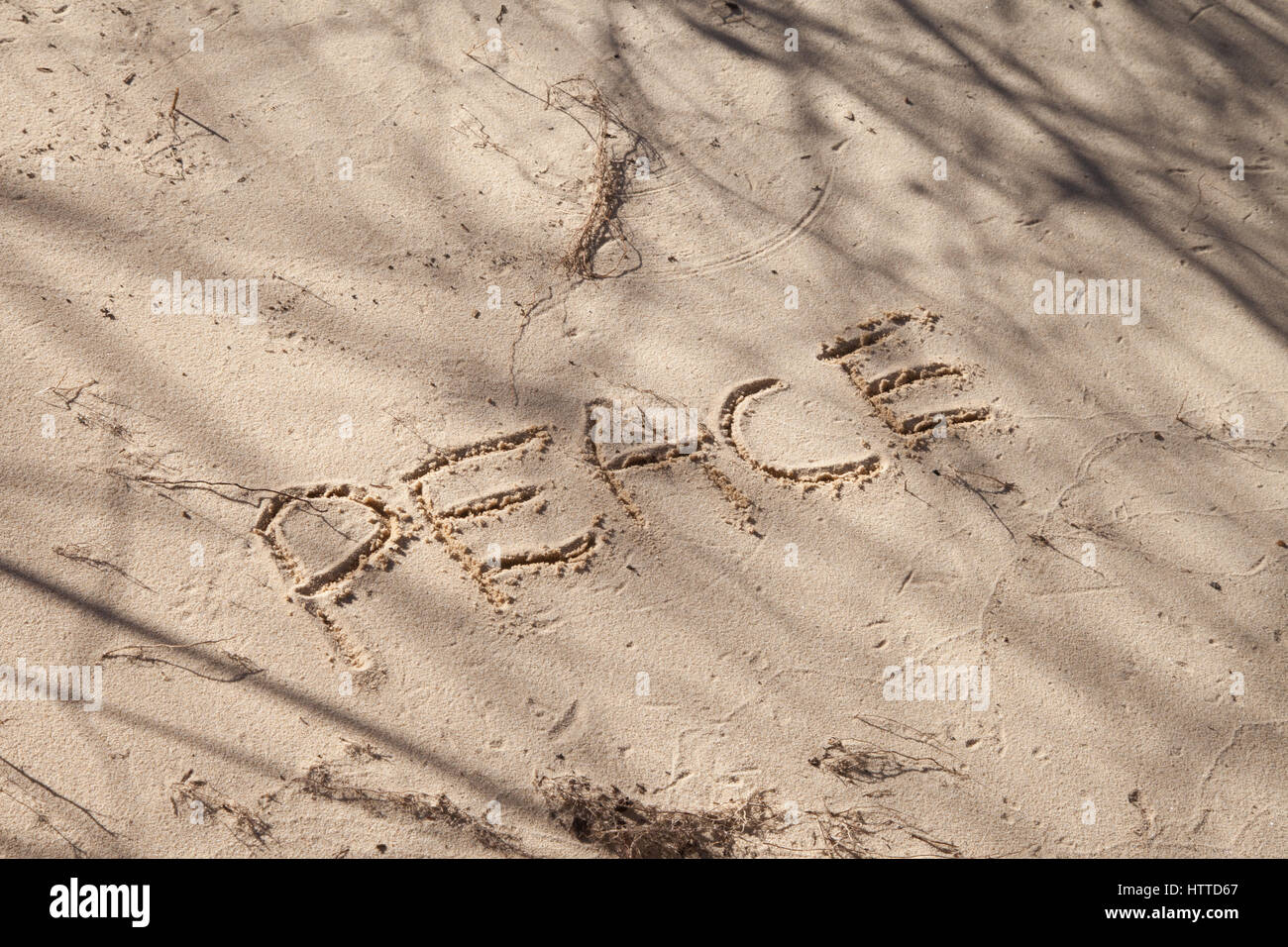 Le mot paix écrit dans le sable sur la plage Banque D'Images