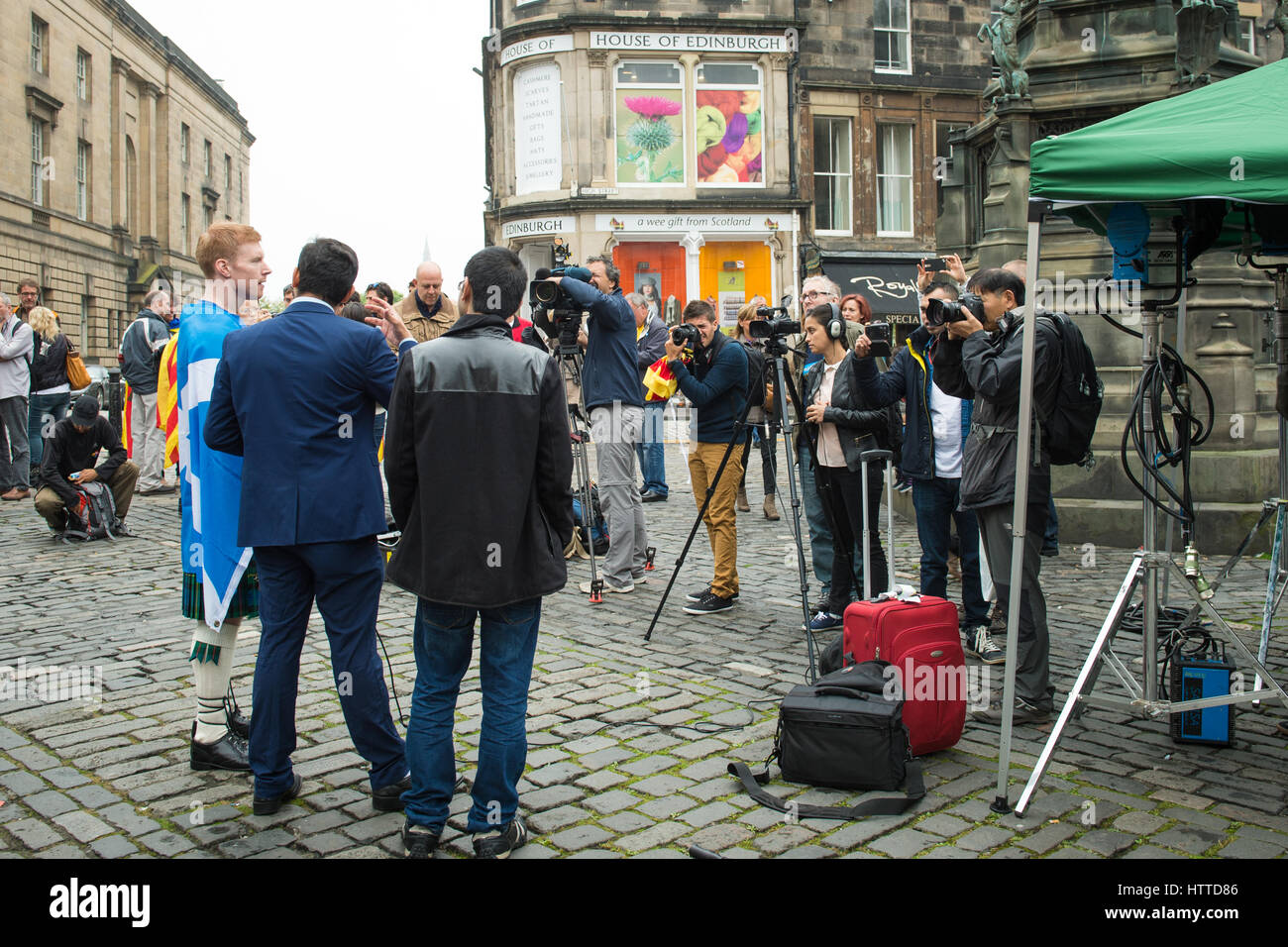 Edimbourg, Ecosse, Royaume Uni - 18 septembre 2014 - l'homme d'exprimer son opinion sur l'indépendance durant le jour du référendum, donnant une interview Banque D'Images