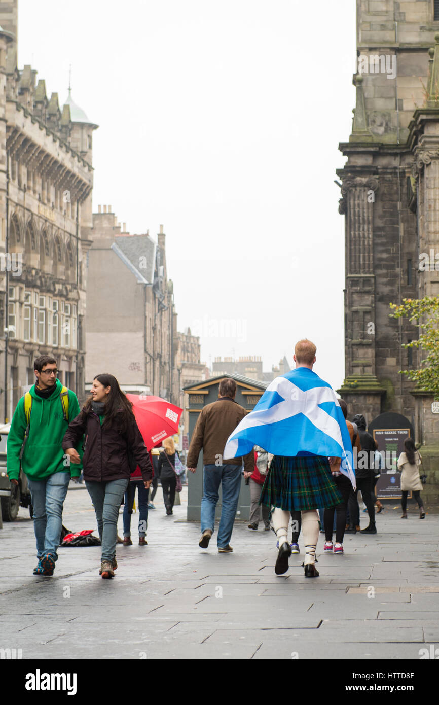 Edimbourg, Ecosse, Royaume Uni - 18 septembre 2014 - l'homme d'exprimer son opinion sur l'indépendance durant le jour du référendum Banque D'Images