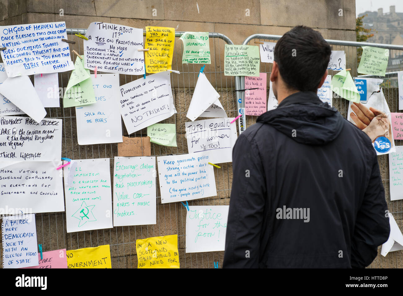 Edimbourg, Ecosse, Royaume Uni - 18 septembre 2014 - La lecture des messages écrits à l'homme concernant l'indépendance de l'écosse le jour du référendum Banque D'Images