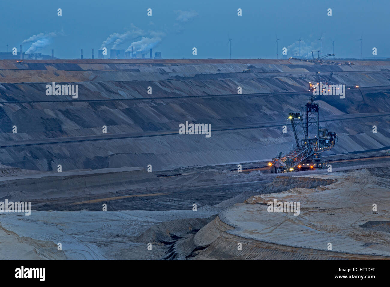Roue-pelle à benne à ciel ouvert de Garzweiler le mineat lignite nuit Garzweiler, Nordrhein-Westfalen, Germany, Europe Banque D'Images