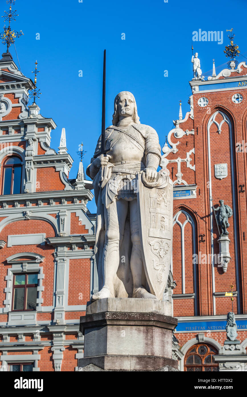 Statue de Roland sur la place Albert, vieille ville de Riga, capitale de la République de Lettonie. Maison des Têtes Noires sur l'arrière-plan Banque D'Images
