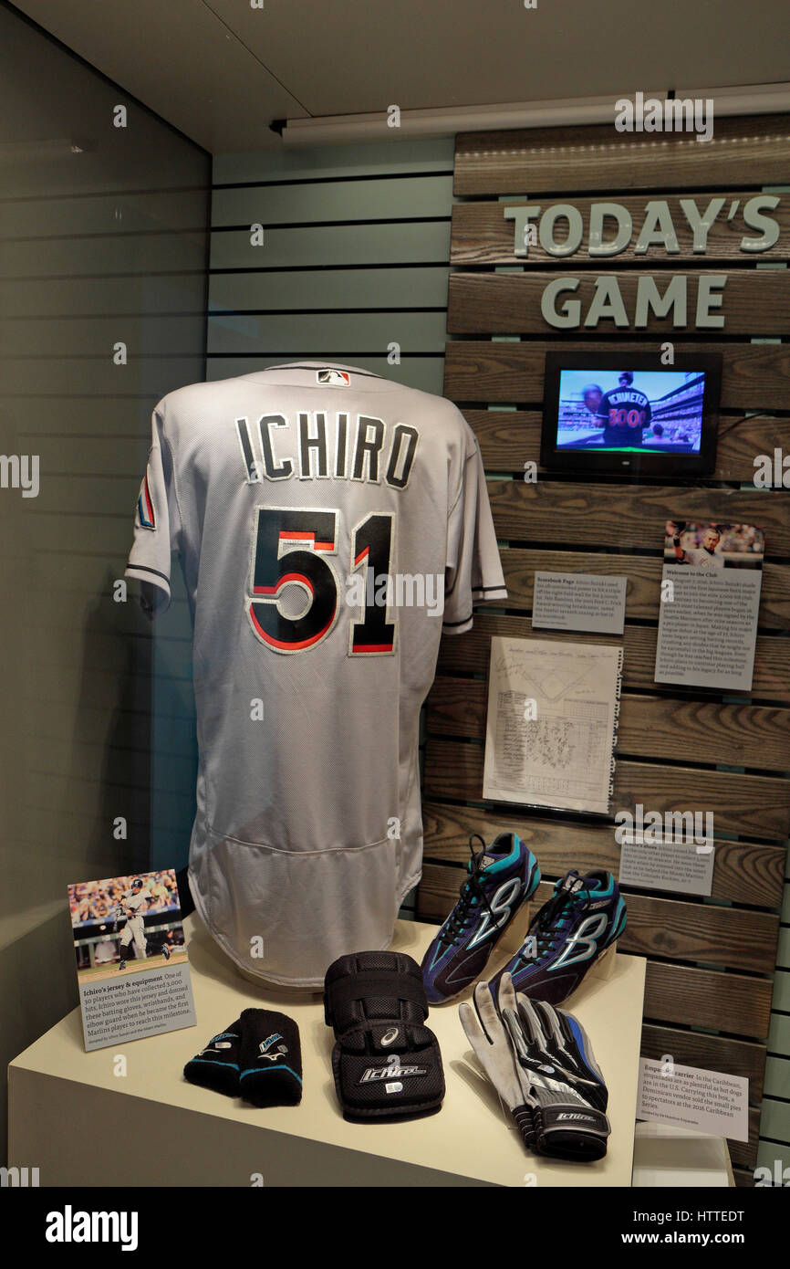 Uniforme porté par Ichiro Suzuki des Marlins de Miami, National Baseball Hall of Fame and Museum , Cooperstown, États-Unis. Banque D'Images