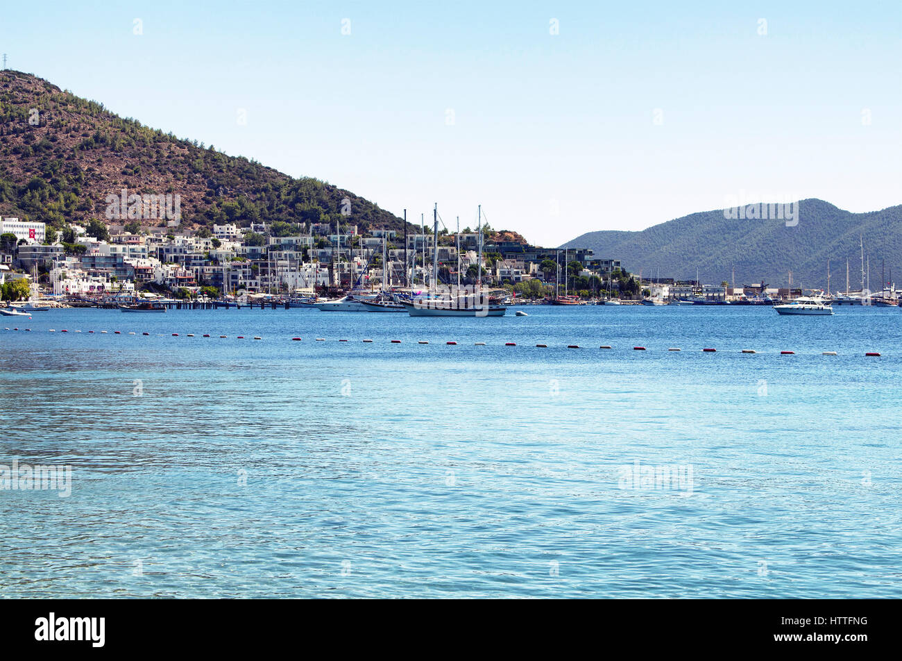 Yachts et voiliers garé en face de la ville de Icmeler Bodrum - dans un beau jour d'été. La ville se trouve sur la péninsule de Bodrum, s'étendant de Turk Banque D'Images