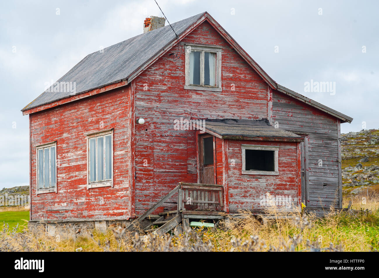 Vieille maison de campagne en bois patiné besoin de réparation Banque D'Images