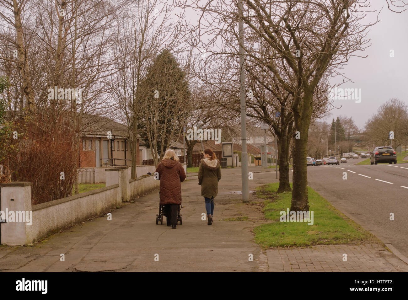 Mère Fille et petite-fille dans la pram walking street Glasgow piétons Banque D'Images
