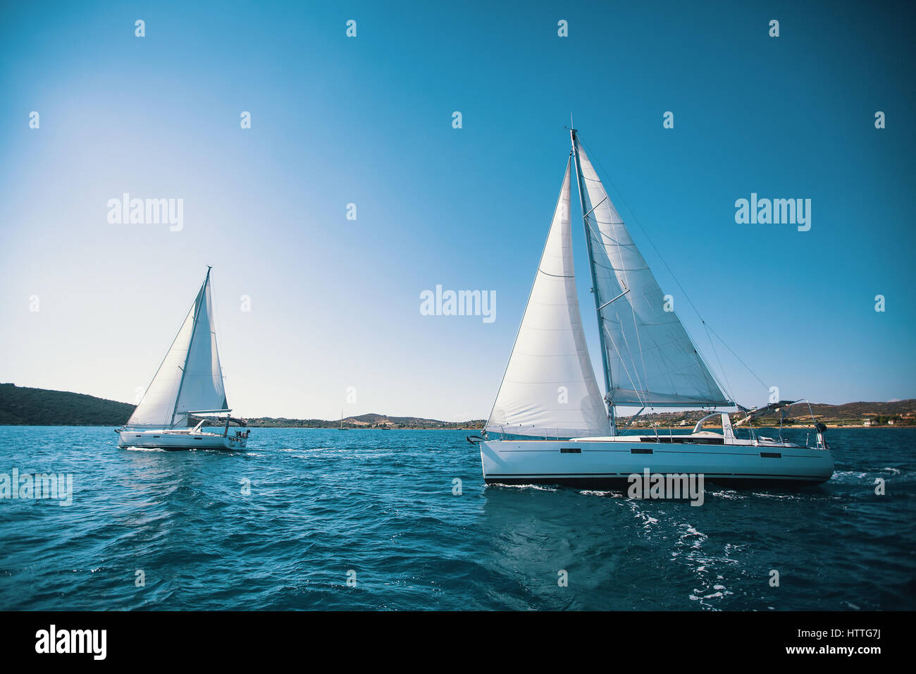 Bateau à voile yachts avec voiles blanches dans la mer. Banque D'Images