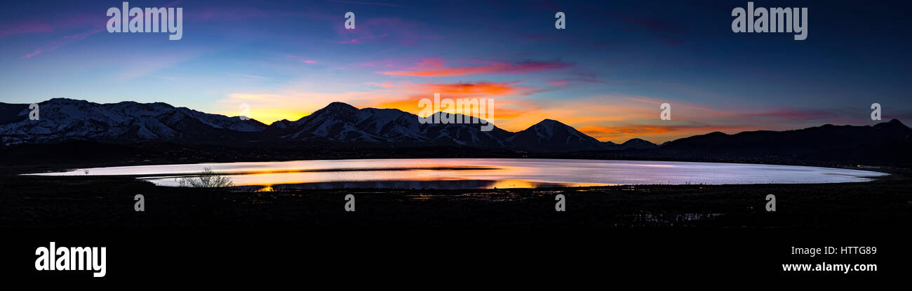 Desert Lake, inondé playa au coucher du soleil avec des chaînes de montagnes et nuages colorés. White Lake, Cold Springs, Nevada Banque D'Images