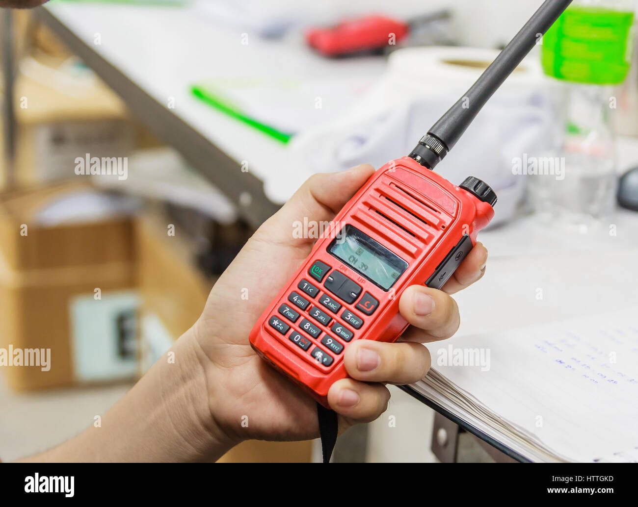 Talkie Walkie radio communication de poche pour les communications at construction site with copy space et le texte. Banque D'Images