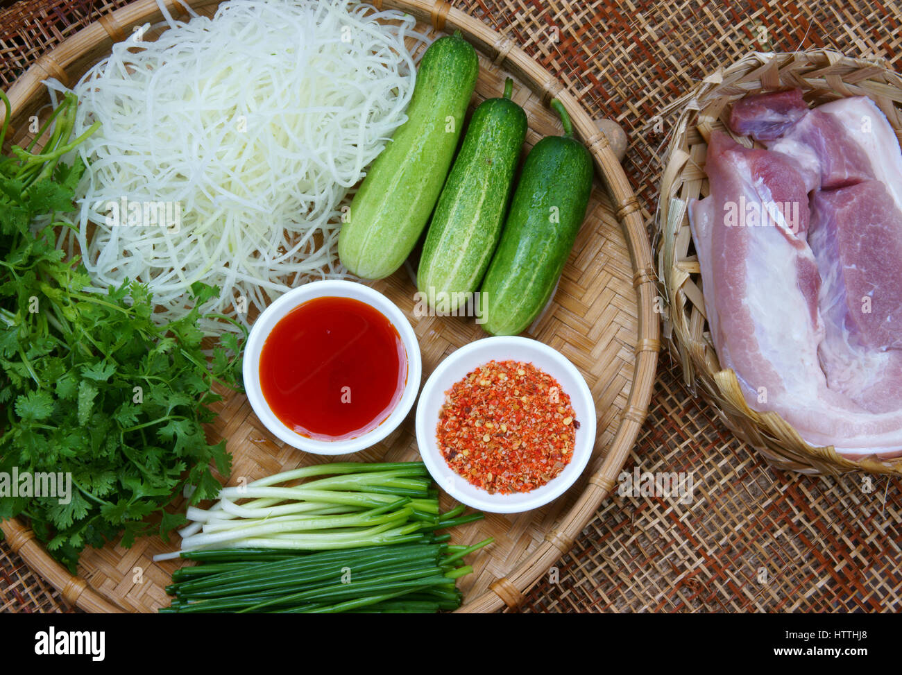 Vietnam, meatball, faire de la viande hachée, de délicieux aliments de rue populaire, ou au Vietnam, repas avec légumes de saison comme : concombre, oignon vert, papaye Banque D'Images