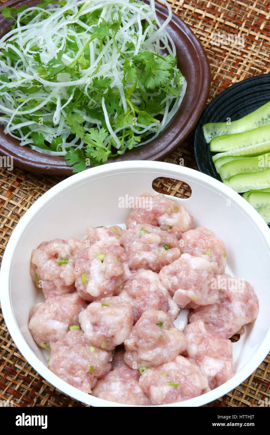 Vietnam, meatball, faire de la viande hachée, de délicieux aliments de rue populaire, ou au Vietnam, repas avec légumes de saison comme : concombre, oignon vert, papaye Banque D'Images