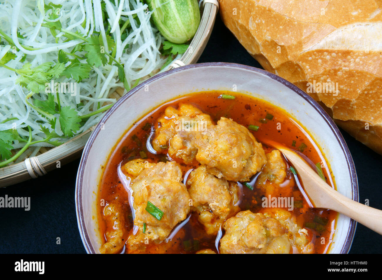 Vietnam, meatball, faire de la viande hachée, de délicieux aliments de rue populaire, ou au Vietnam, repas avec légumes de saison comme : concombre, oignon vert, papaye Banque D'Images