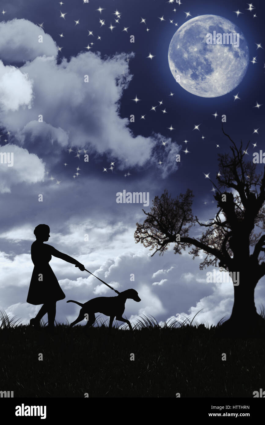 Silhouette de femme promener son chien Dalmatien au clair de lune Banque D'Images