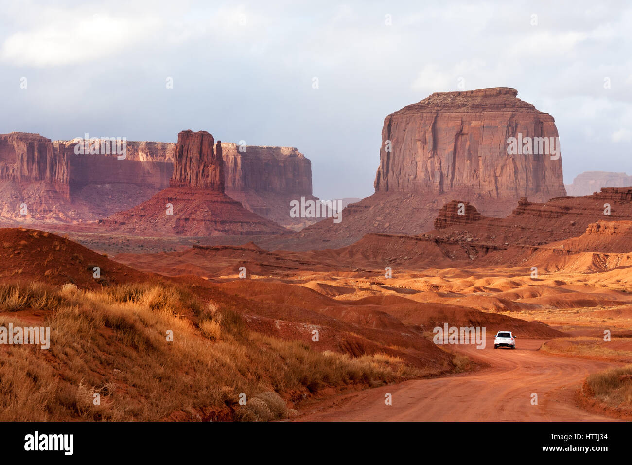 Voiture blanche de la conduite dans les rochers de la Vallée de Monument Park, Arizona Banque D'Images