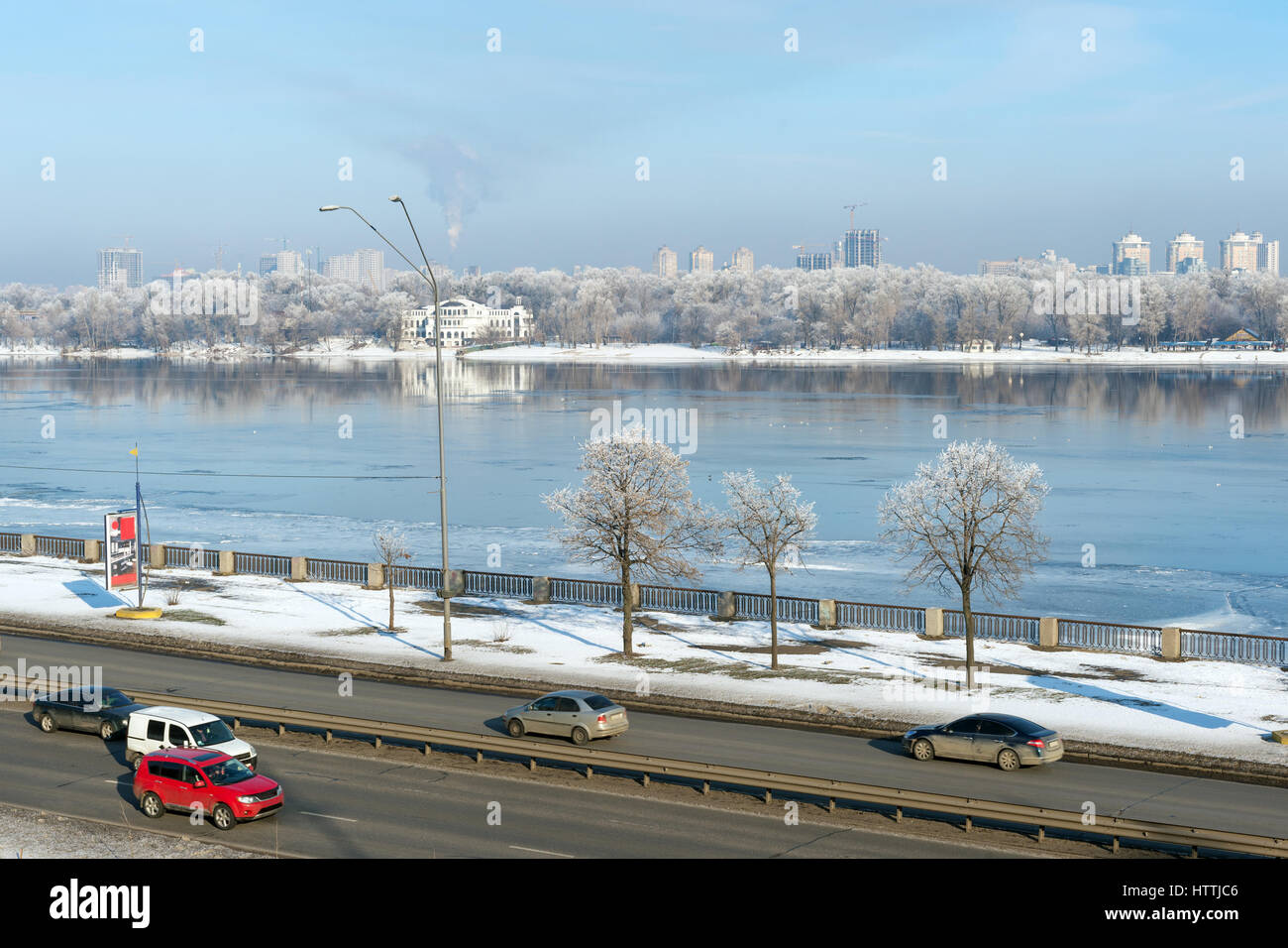 Sur le quai en circulation par Dniepr sur la rive droite au centre-ville de Kiev, Ukraine Banque D'Images