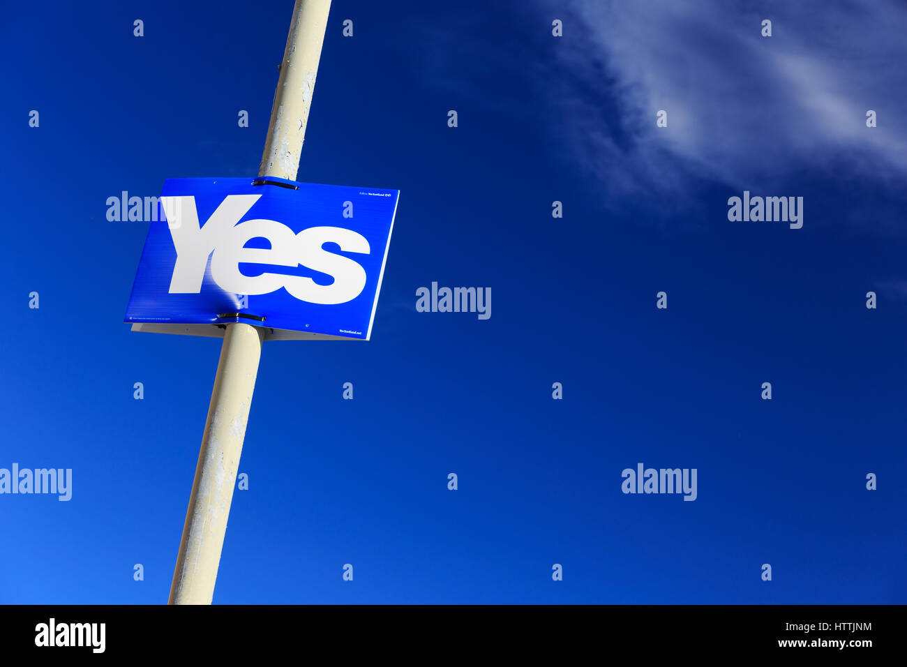 2014 Référendum sur l'indépendance écossaise : oui signes affichés sur un lampadaire à Nairn. Banque D'Images
