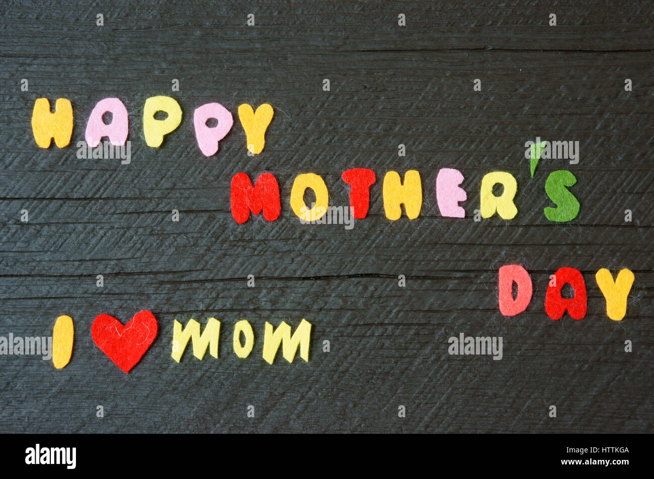 Heureux le jour de mères avec i love mom message, idée de lettre colorés sur fond de bois, femme coupe manuelle personnage pour faire cadeau à mère sur ha Banque D'Images