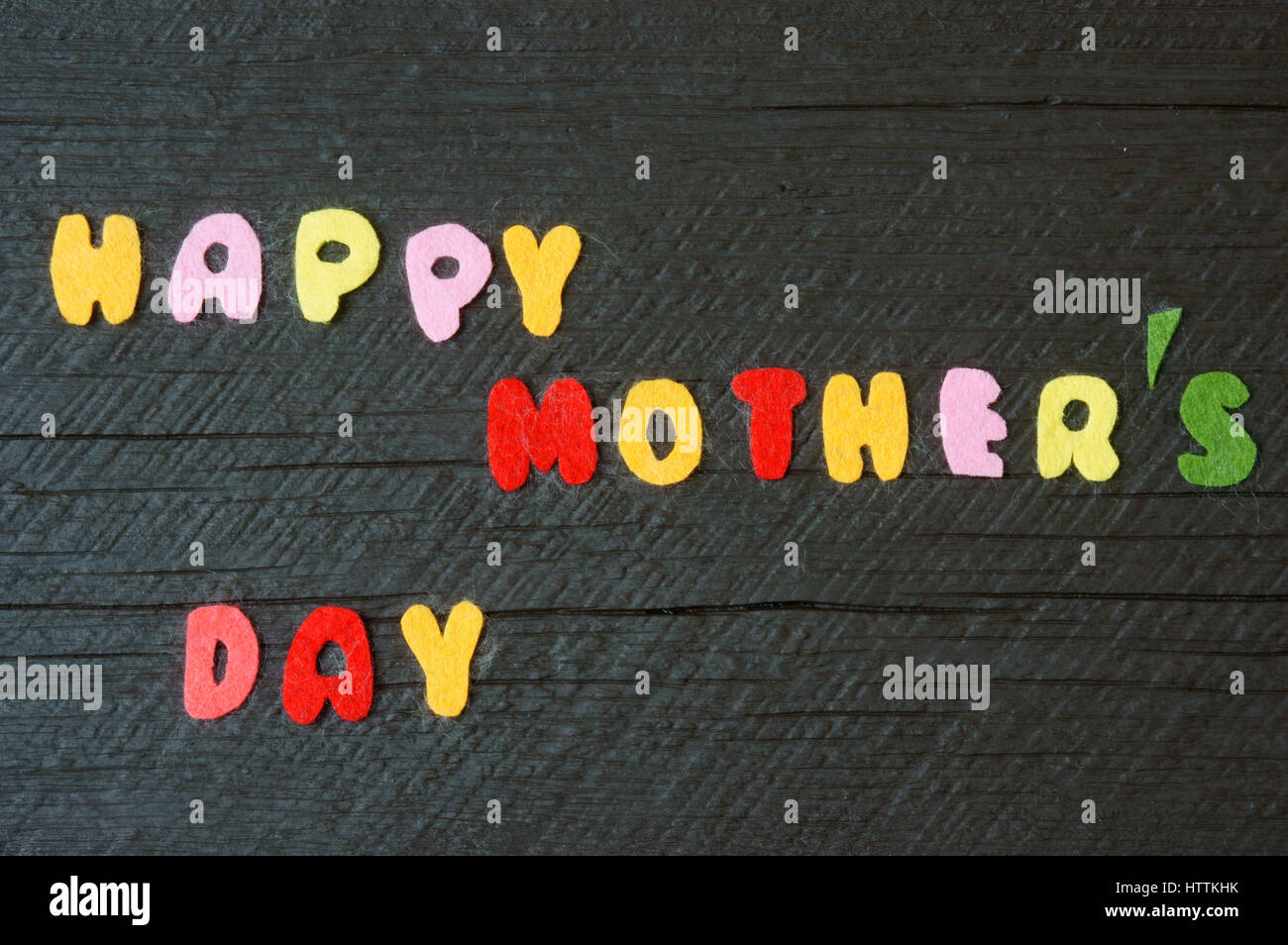 Heureux le jour de mères avec i love mom message, idée de lettre colorés sur fond de bois, femme coupe manuelle personnage pour faire cadeau à mère sur ha Banque D'Images