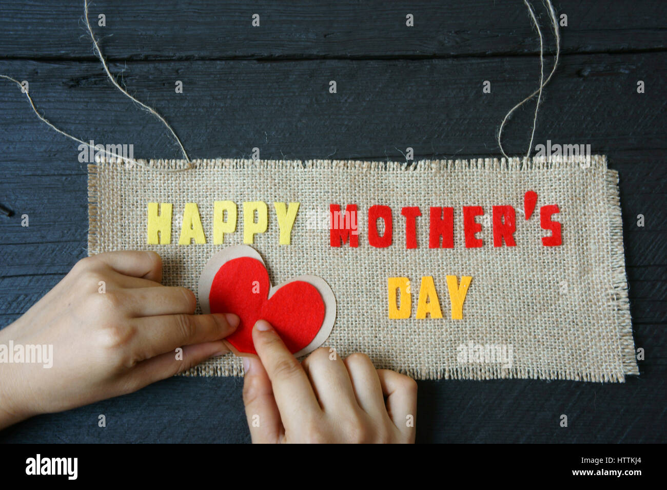 Heureux le jour de mères avec i love mom message, idée de lettre colorés sur fond de bois, femme coupe manuelle personnage pour faire cadeau à mère sur ha Banque D'Images