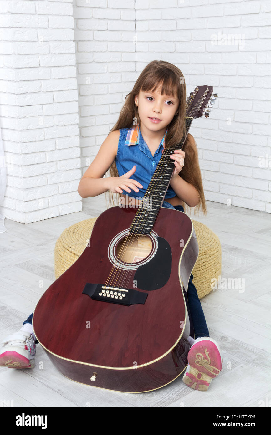 Petite fille jouant de la guitare Photo Stock - Alamy