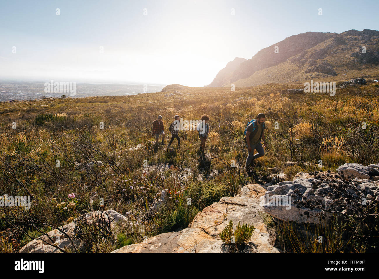 Groupe d'amis de la randonnée sur terrain extrême en campagne. Les jeunes sur pied un jour d'été. Banque D'Images