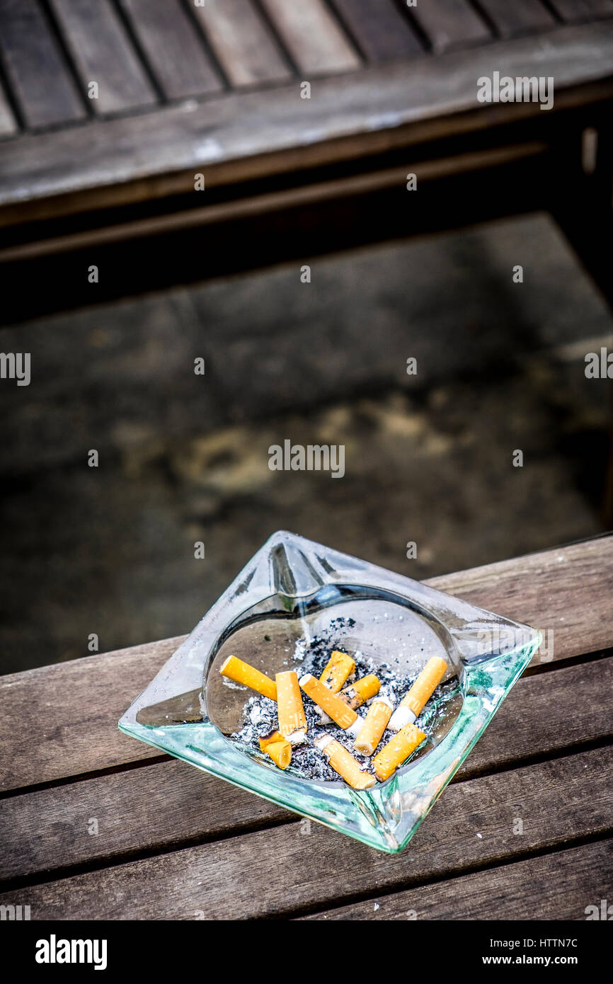 Pas de mégots gisant dans un coin de campagne espagne Banque D'Images