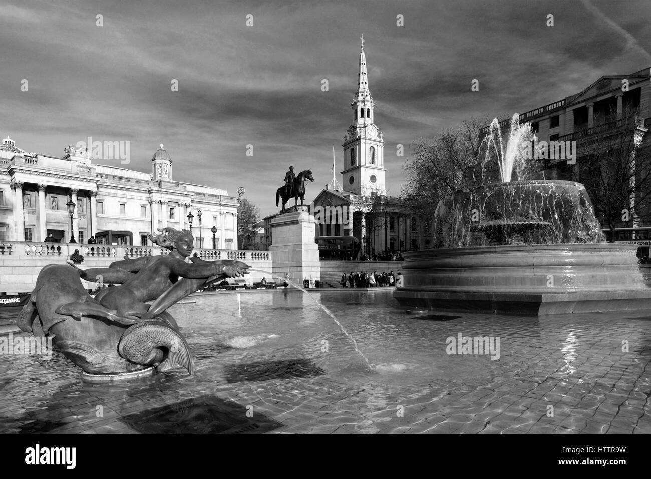 Les fontaines d'eau avec les touristes, Trafalgar square, City of westminster, London, England, UK Banque D'Images