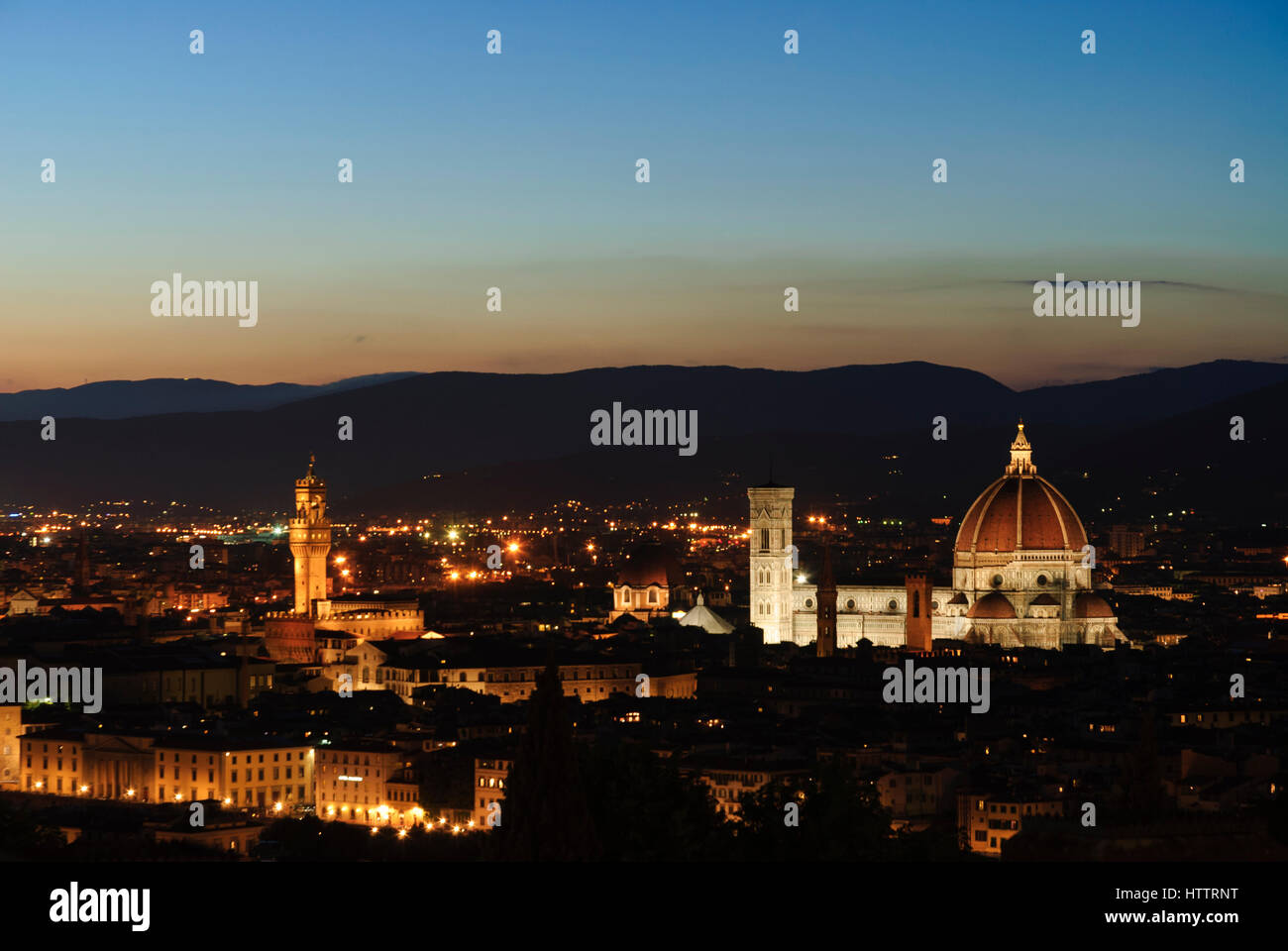 La cathédrale de Florence (Duomo di Santa Maria del Fiore) et l'ancien Palais (Palazzo Vecchio) à Florence, Toscane, Italie Banque D'Images
