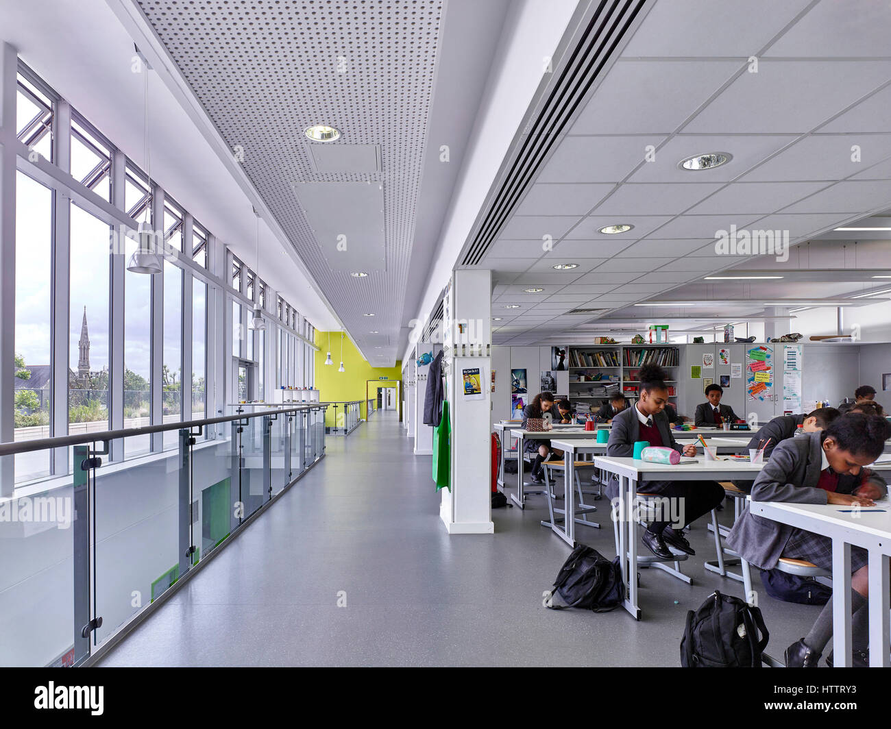 La classe d'art dans l'action. Aldridge Kensington Academy, Londres, Royaume-Uni. Architecte : Studio E Architectes, 2016. Banque D'Images