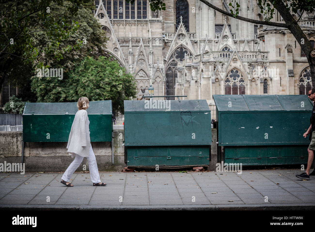 Les gens dans la rue wlaking Siene rive, avec Notre Dame dans le dos, Paris. Banque D'Images