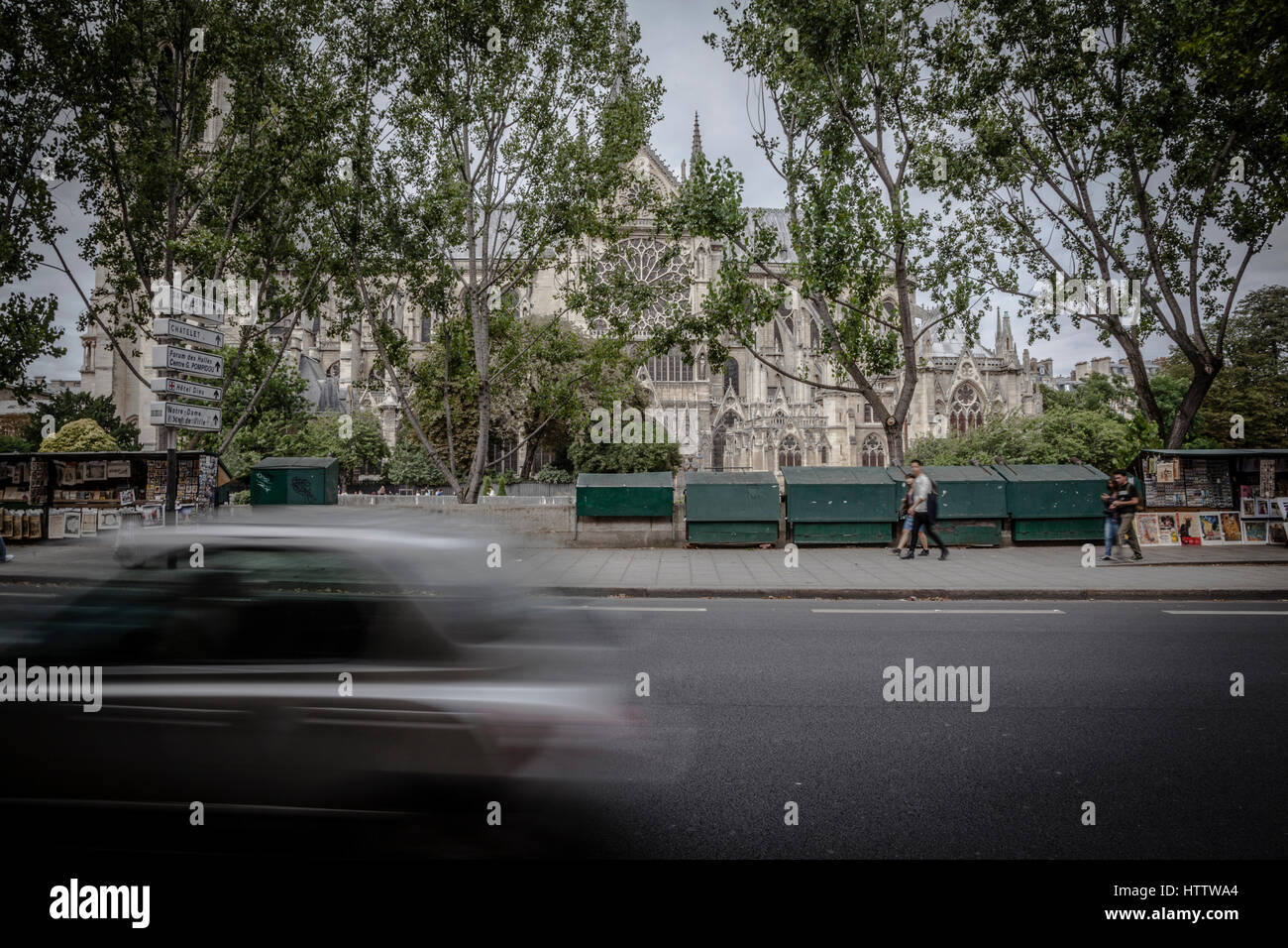 Les gens dans la rue wlaking Siene rive, avec Notre Dame dans le dos, Paris. Banque D'Images