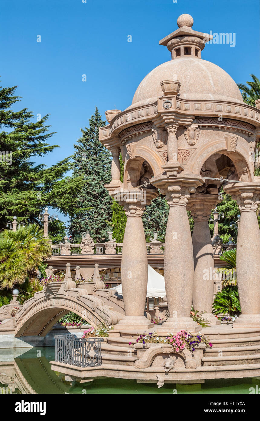 Détail architectural dans le parc de la Villa Grock à Oneglia, Imperia, Ligurie, Italie. Banque D'Images