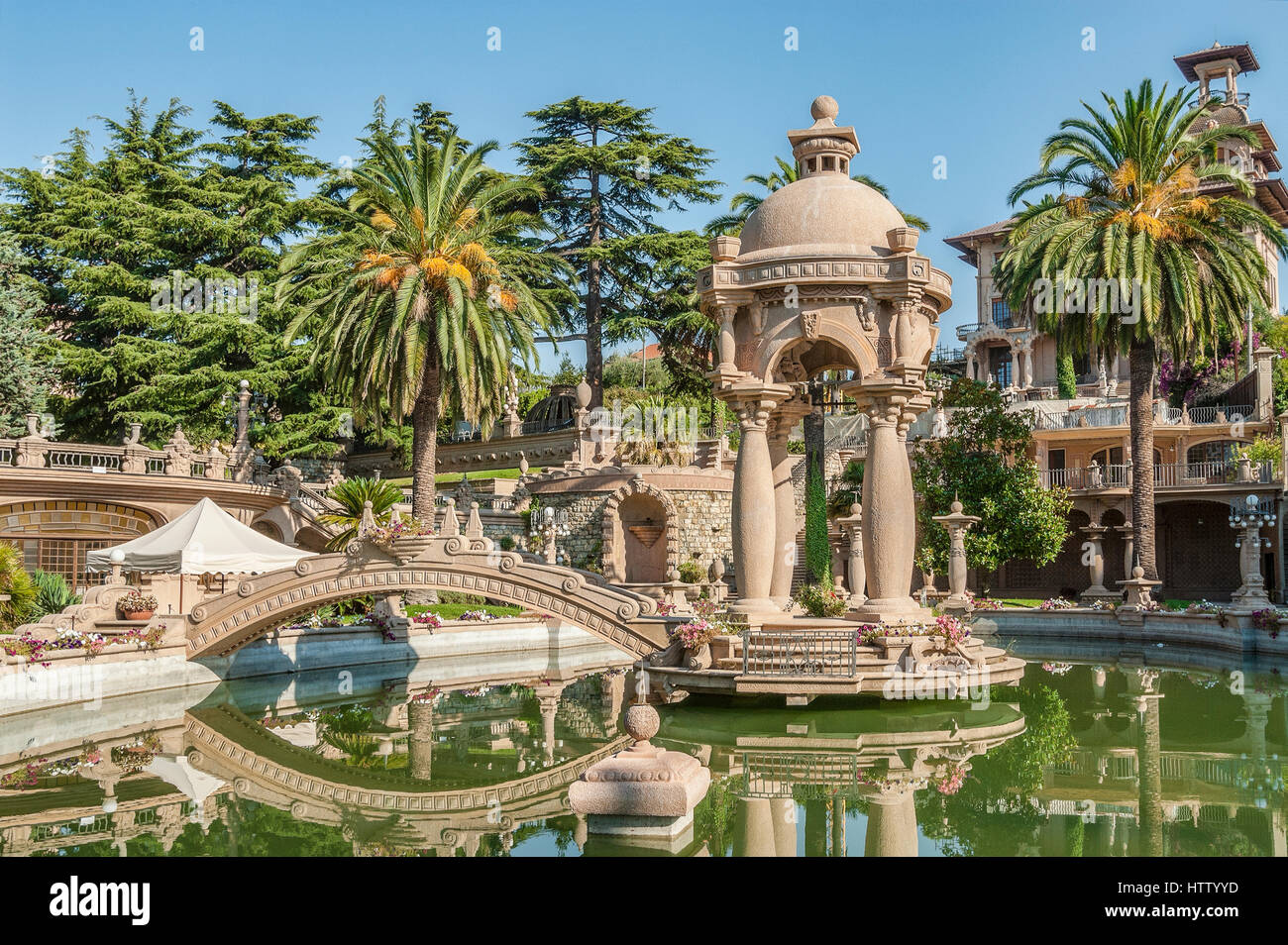 Parc et l'architecture bizarre de la Villa Grock à Oneglia, Imperia, sur la côte ligurienne, au nord ouest de l'Italie. Banque D'Images