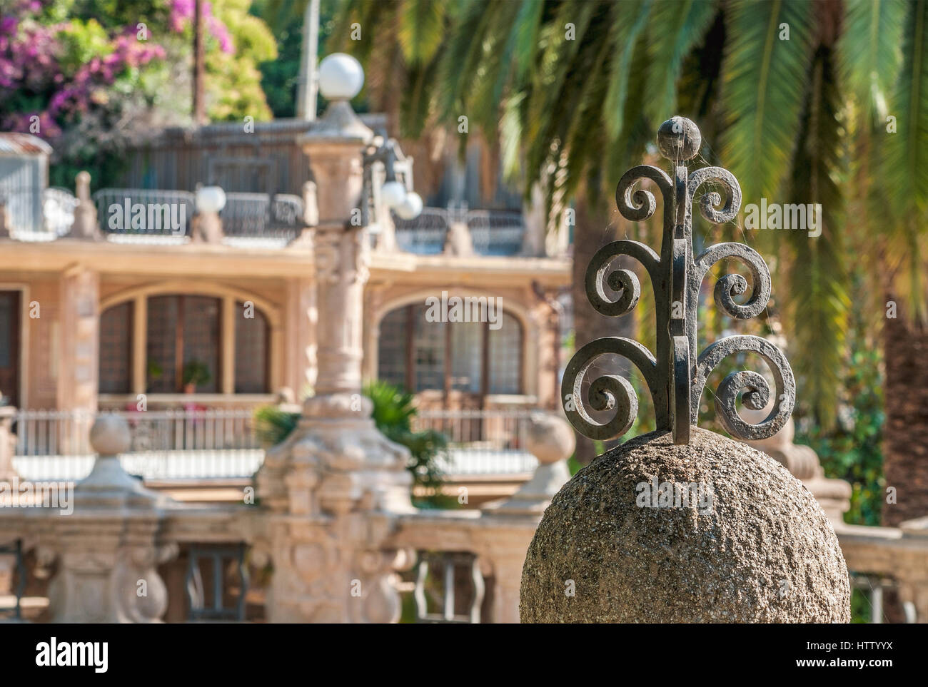 Détail architectural dans le parc de la Villa Grock à Oneglia, Imperia, Ligurie, Italie. Banque D'Images