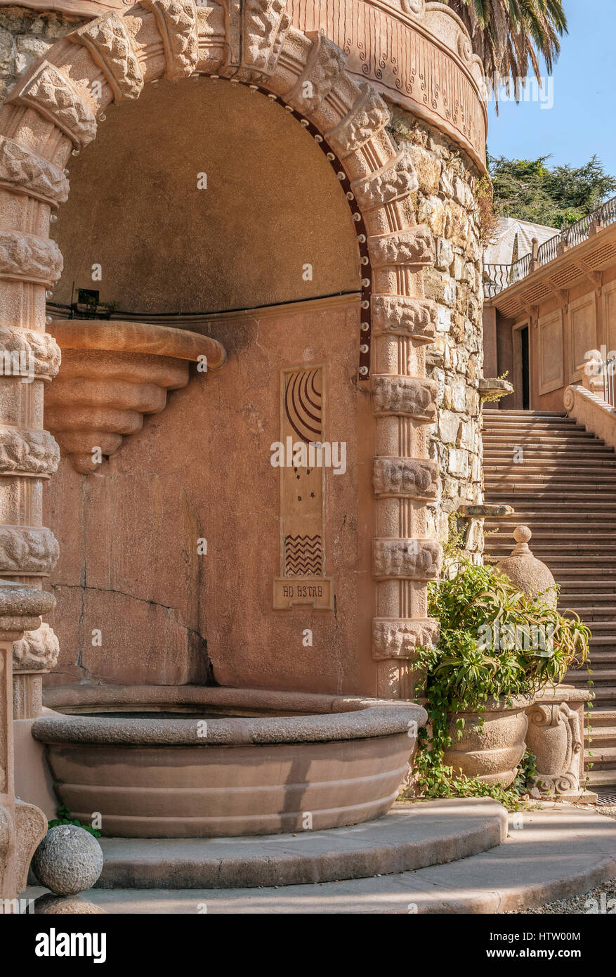 Détail architectural dans le parc de la Villa Grock à Oneglia, Imperia, Ligurie, Italie. Banque D'Images