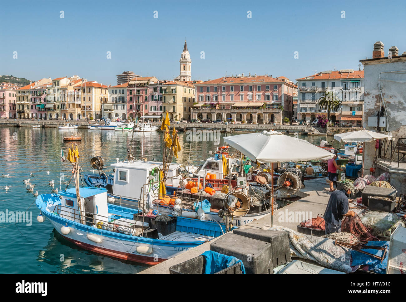 Bateaux de pêche dans le port d'Oneglia à Imperia Ligurie, nord-ouest de l'Italie Banque D'Images