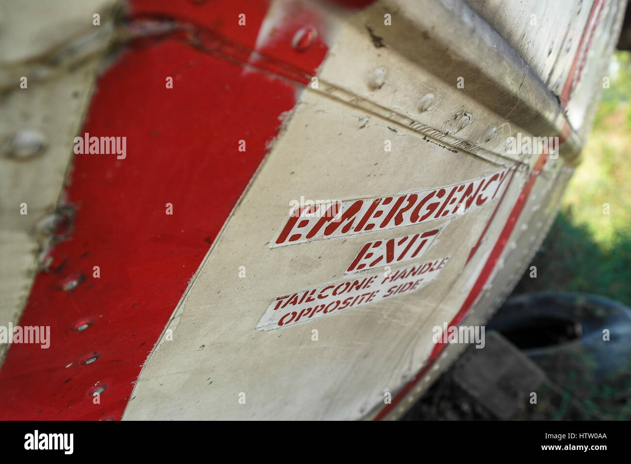 Ancien avion porte de secours dans un avion cimetière - Bangkok - Thaïlande Banque D'Images