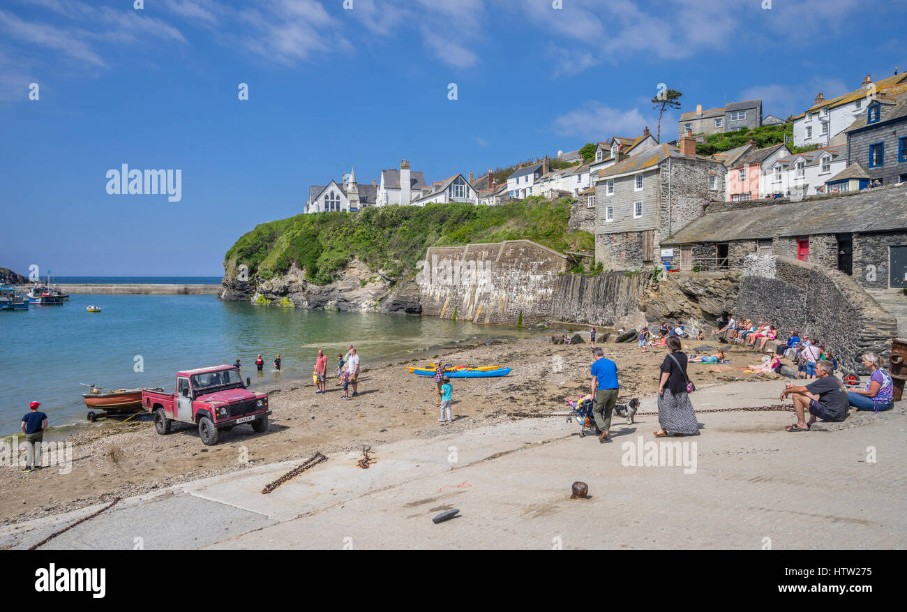 Royaume-uni, le sud-ouest de l'Angleterre, Cornwall, Port Isaac, plage de galets au Harbourfront Banque D'Images