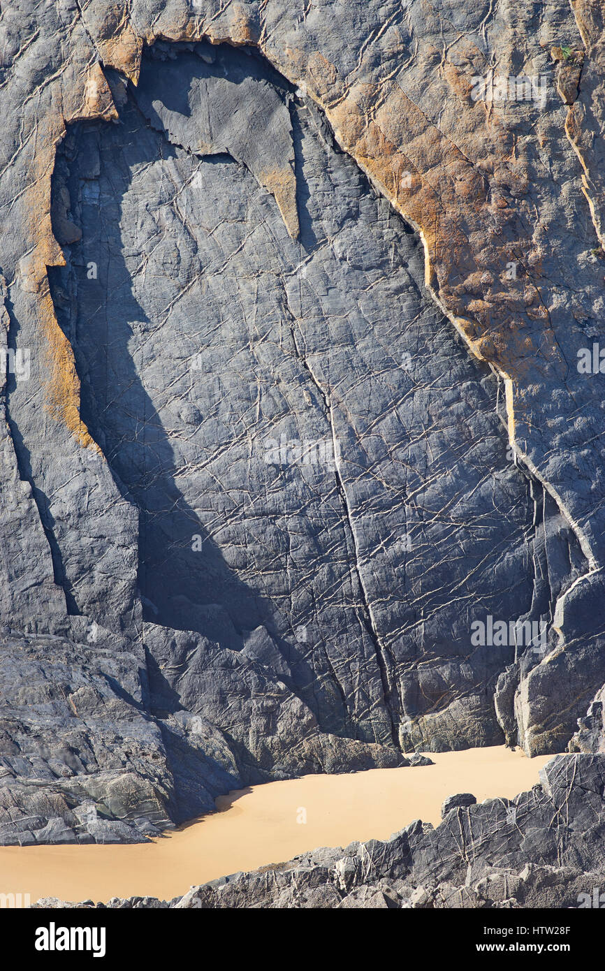 Falaise érodée. Des couches de roches verticales. Près de Cavaleiro, Alentejo, Portugal. Banque D'Images