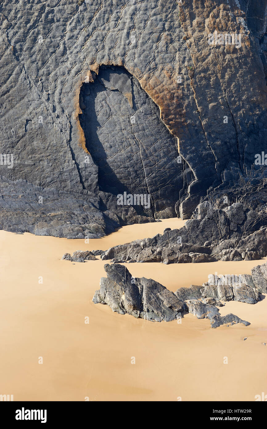 Falaise érodée. Des couches de roches verticales. Près de Cavaleiro, Alentejo, Portugal. Banque D'Images