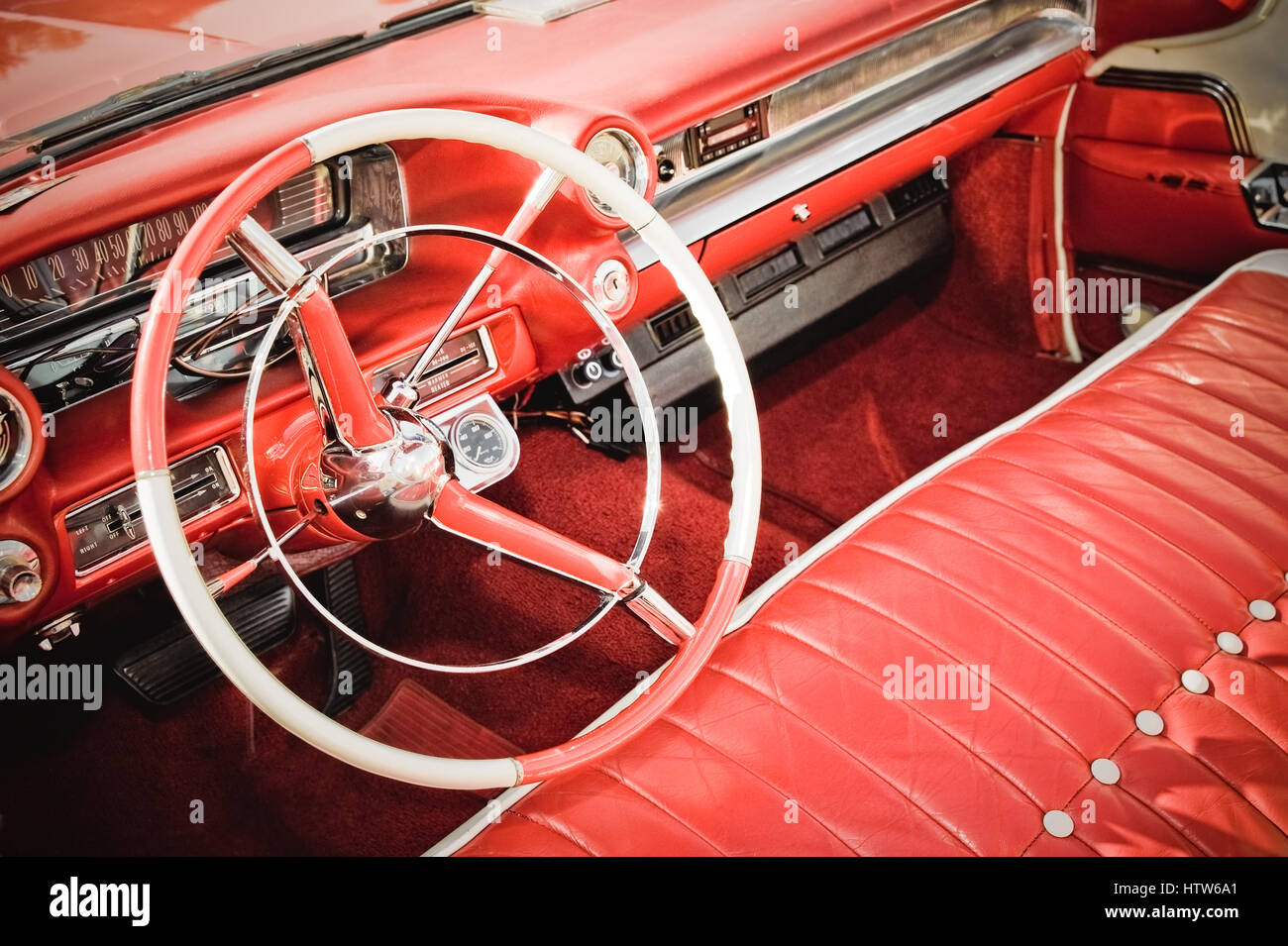 Voiture américaine classique avec intérieur cuir rouge et tableau de bord correspondant Banque D'Images