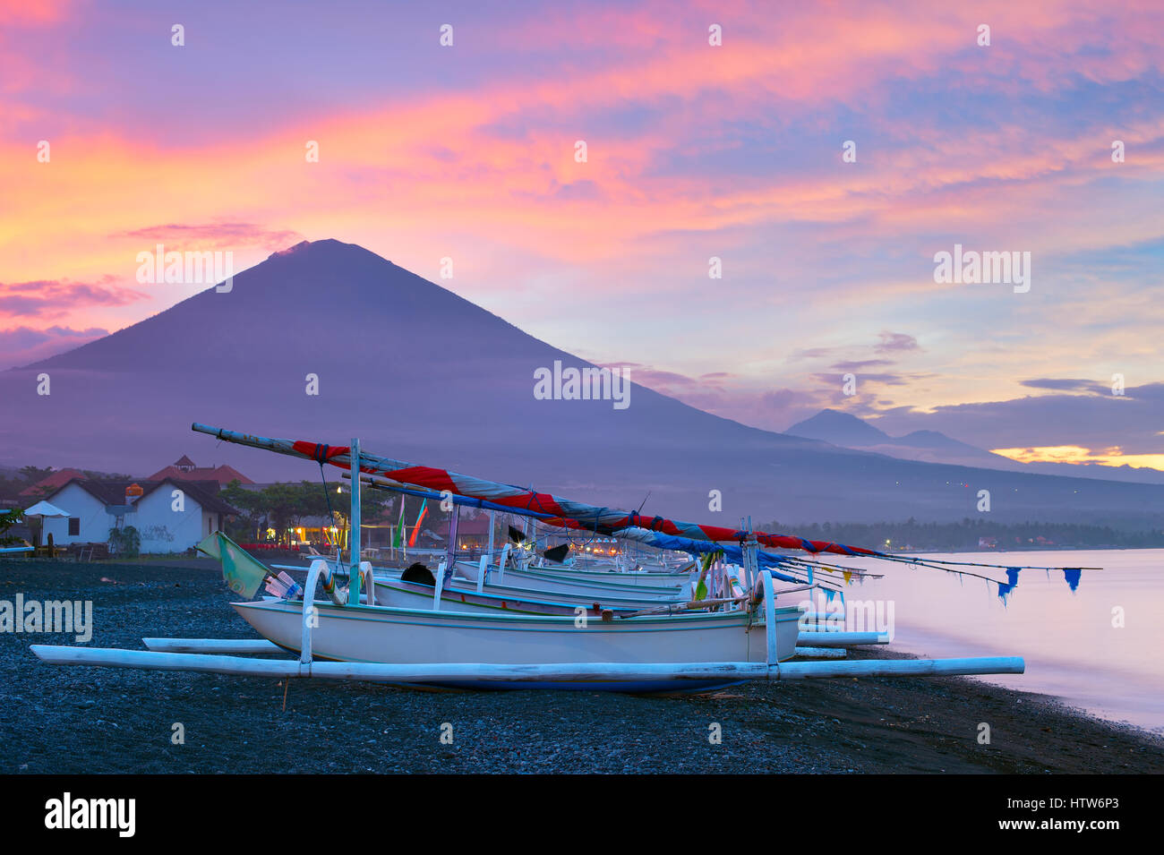 Bateaux de pêche sur la plage et sur la montagne Agung arrière-plan. Amed, Bali, Indonésie Banque D'Images