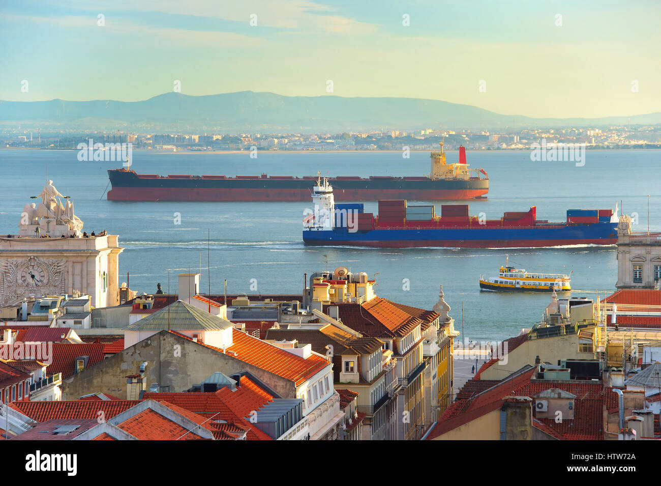 Beaucoup de navires sur le Tage à Lisbonne port au coucher du soleil. Portugal Banque D'Images