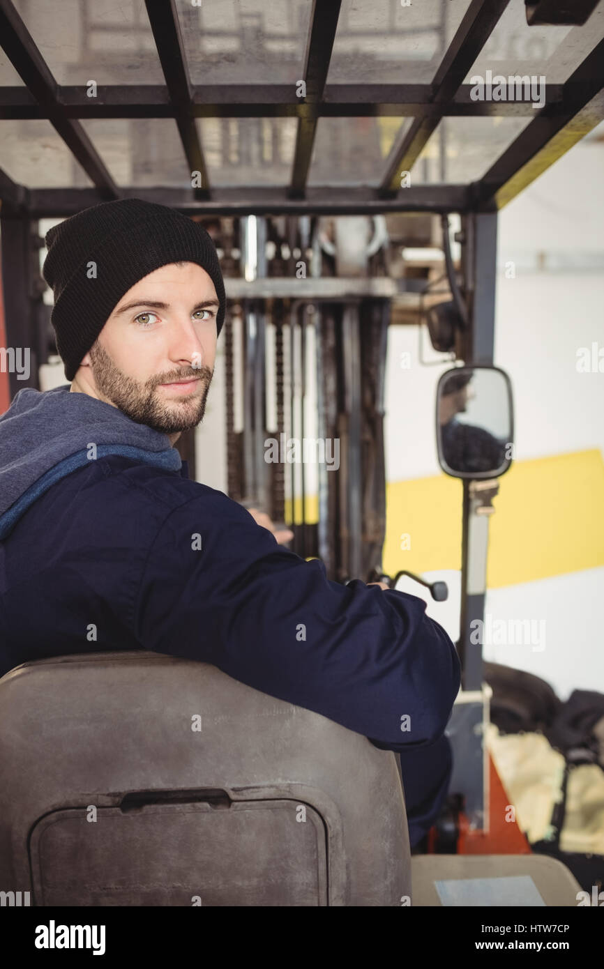 Mécanicien de chariot élévateur assis sur Banque D'Images