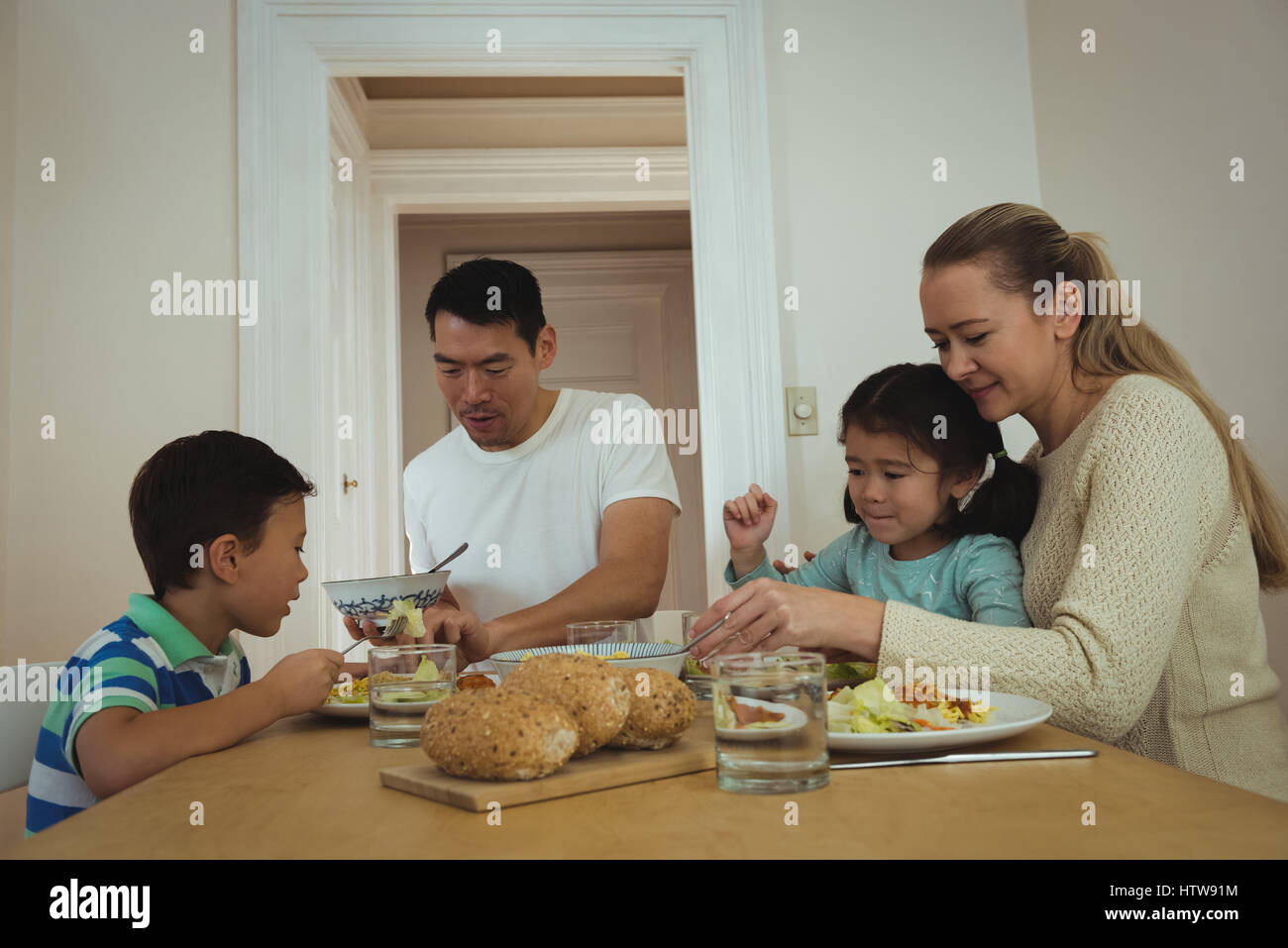 Family repas sur table à manger à la maison Banque D'Images