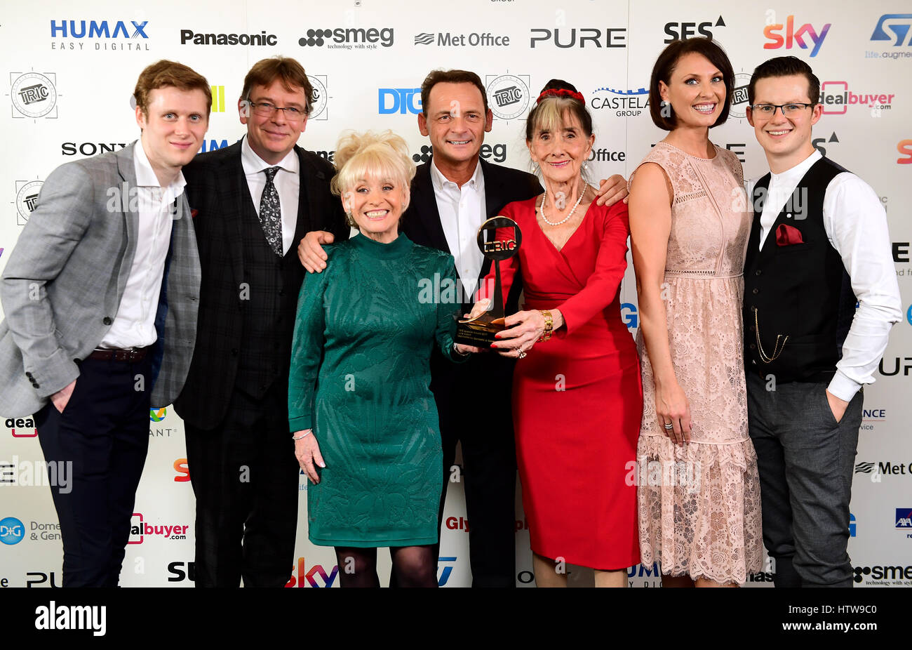 Eastenders en fonte avec le prix pour savon TV de l'année au cours de la 2017 Industries de la radiodiffusion et de la remise des Prix du Club, Grosvenor House, Park Lane, London. Banque D'Images